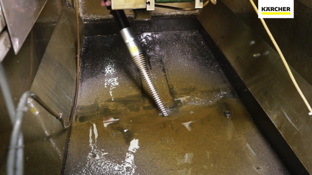 Vacuuming cooling oil - Metal Industry